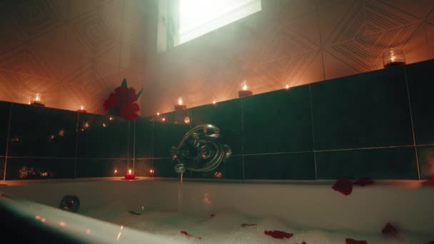 Baño romántico de aniversario con velas y espuma — Vídeo de stock