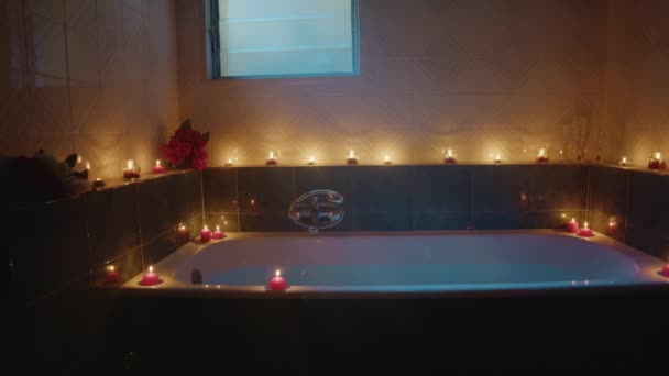 Bathtub with bubbles falling into a romantic set — ストック動画