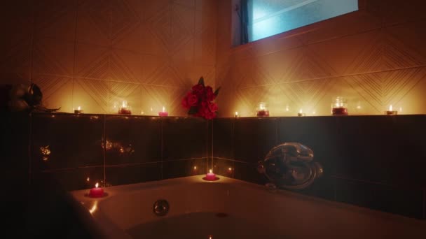 Vasca da bagno romantica con candele rosse e sauna in hotel — Video Stock