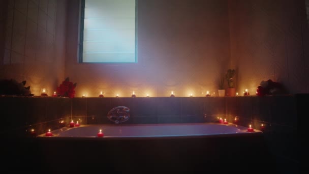 Bañera con velas en un conjunto romántico — Vídeos de Stock
