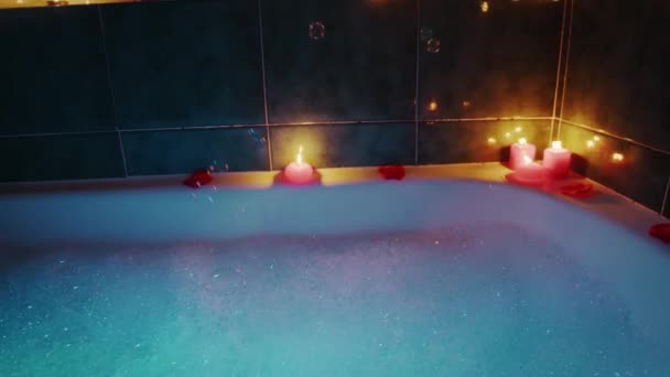 Des bulles de savon tombent dans une baignoire romantique — Video