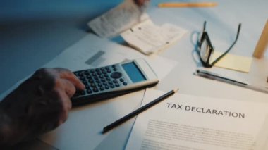 Adam vergi iadeleri için faturaları sayıyor.