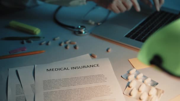 Doctor writes to the computer for medical insurance — Stock Video