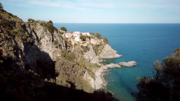 Pietragrande scogliera vicino al Mar Ionico nella stagione estiva. — Video Stock