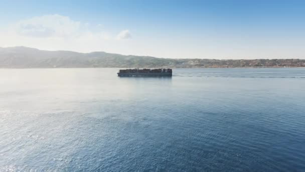 Μεγάλο πλοίο εμπορευματοκιβωτίων πλέει στη γαλάζια θάλασσα σε απόσταση — Αρχείο Βίντεο