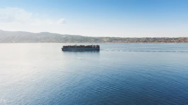 Container grande nave teletrasporto naviga nel mare calmo — Video Stock