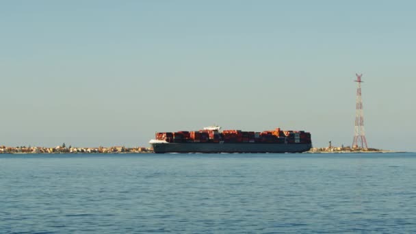 Industrial container naval ship is passing on the strict of Messina in the sea — Vídeos de Stock