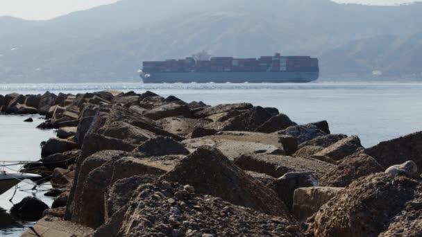 Průmyslová kontejnerová loď předává přísnou Messinu. — Stock video