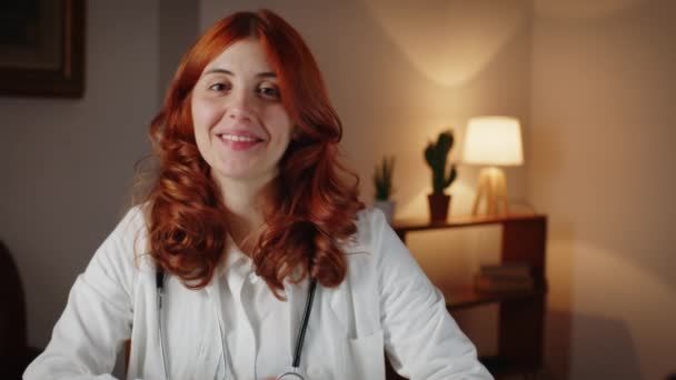 Dokter wanita Italia yang cantik membuat simbol dari vaksin 19 yang anti nyata.. — Stok Video