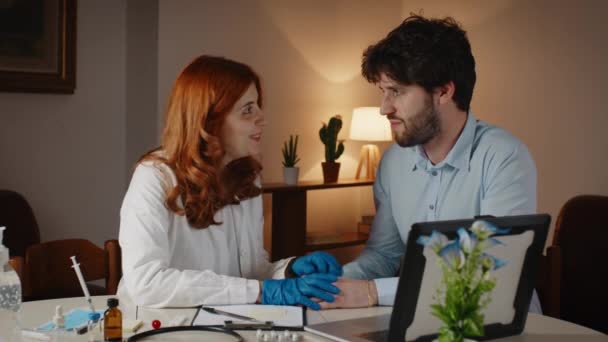 Medico femminile italiano calma paziente preoccupato per l'intervento chirurgico — Video Stock