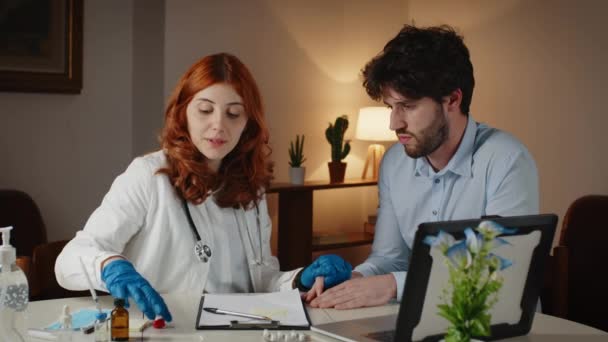 İtalyan kadın doktor ameliyat için endişelenen hastayı sakinleştirdi — Stok video