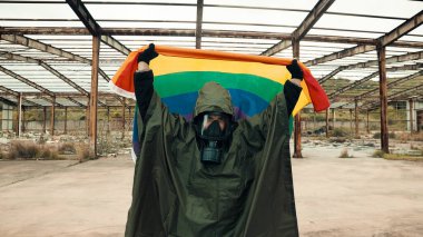 Ukrayna 'da barış bayrağı taşıyan bir çocuk terk edilmiş bir hangarda yürüyor.