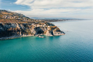 Montauro şehri yakınlarındaki Pietragrande Kayalıkları, Güney İtalya