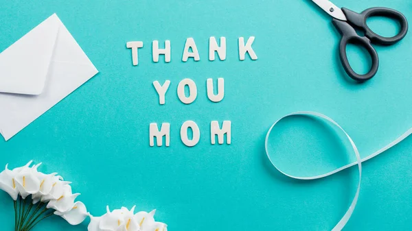 Terima kasih ibu teks di latar belakang biru untuk hari ibu — Stok Foto