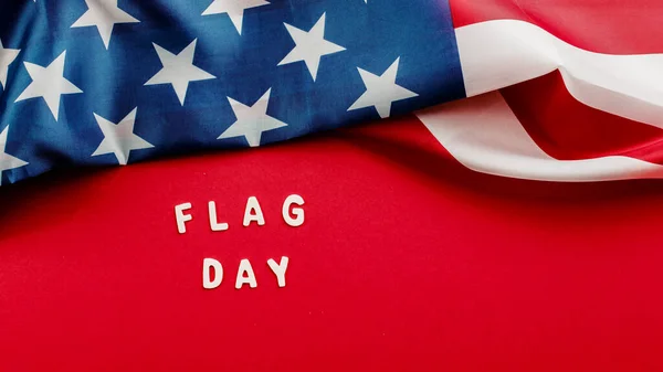 Minnedagsbakgrunn på rødt med militært flagg. – stockfoto