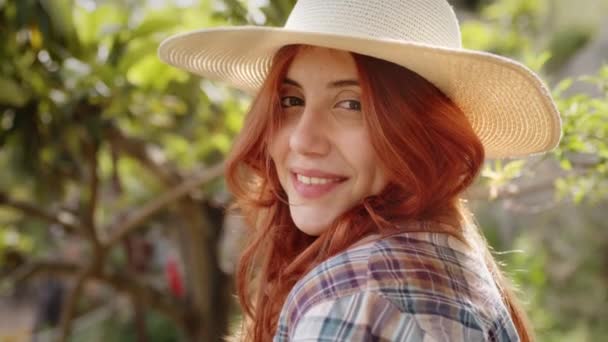 Jong meisje ruiter glimlacht op haar ranch — Stockvideo