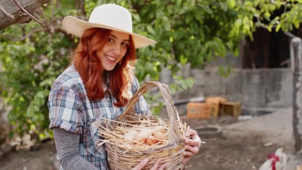 Νεαρή αγρότισσα δείχνει την βιολογικά ελεύθερη σειρά της να παράγει αυγά. — Αρχείο Βίντεο