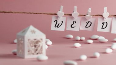 Pembe kağıt rengi ve konfetiyle düğün davetiyesi