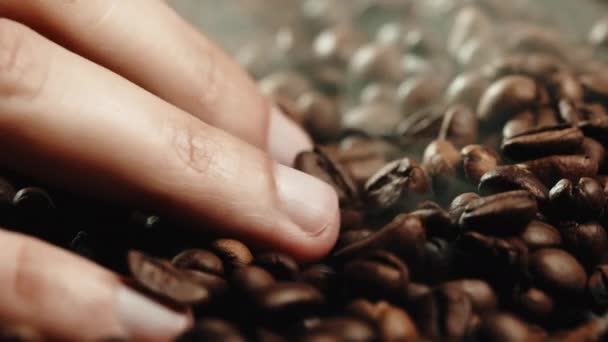 Χέρι αγγίζοντας ψητά φασόλια καφέ στο εργοστάσιο — Αρχείο Βίντεο