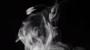 Siyah arkaplanda beyaz duman yavaş çekimde