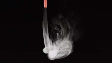 Siyah arkaplanda beyaz duman yavaş çekimde