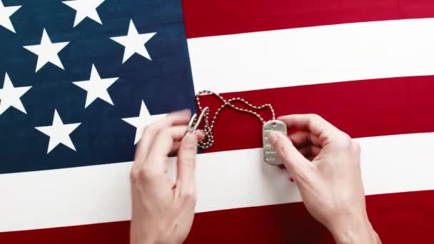 Día conmemorativo con bandera americana y etiqueta de soldado — Vídeos de Stock