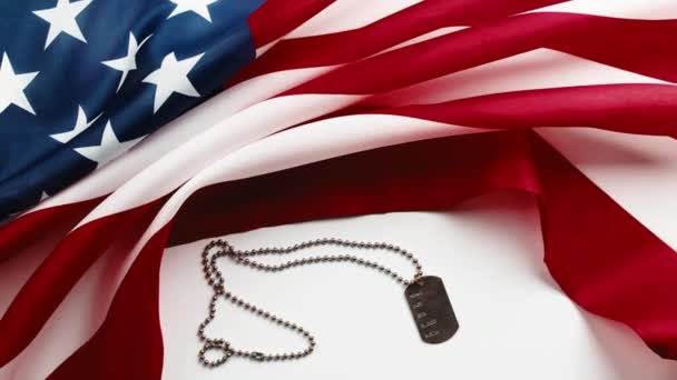 Día conmemorativo con bandera americana y etiqueta de soldado — Vídeos de Stock