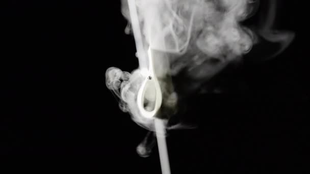 Καπνός που βγαίνει και προσκρούει στην αεροδυναμική αεροτομή. — Αρχείο Βίντεο