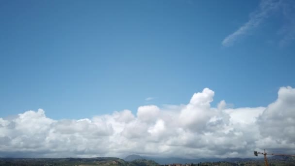 Hyper lapse of clouds over the mountains. — ストック動画