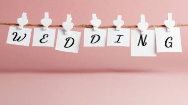 Pembe kağıt rengi ve konfetiyle düğün davetiyesi