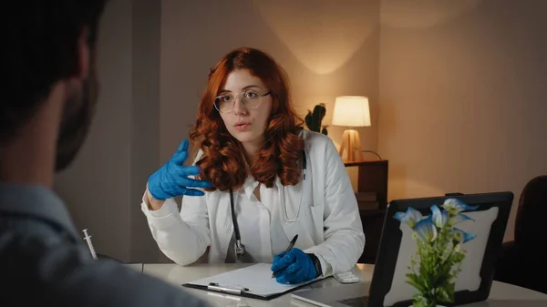 İtalyan kadın doktor ve hasta özel klinikte kimliği belirsiz bir adamın arkasında.