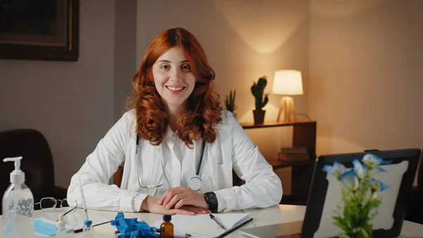 Belle médecin italienne en uniforme sourit dans son bureau — Photo