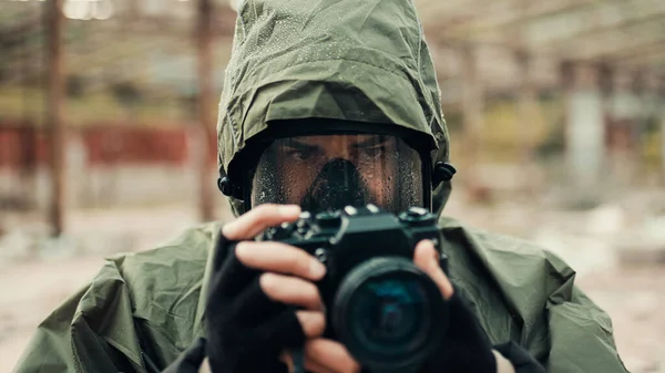 Militar con máscara de gas y fotografías de cámara la destrucción de la bomba —  Fotos de Stock