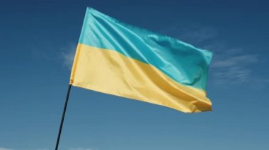 Mavi gökyüzünde dalgalanan Ukrayna bayrağı