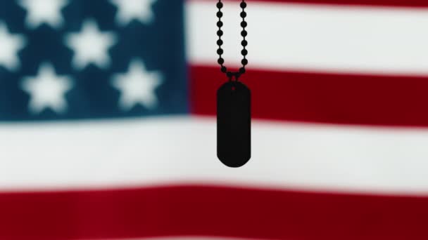 Etiqueta militar con la bandera de los Estados Unidos de América fuera de foco — Vídeos de Stock