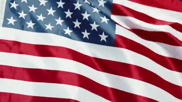 Americká vlajka detail mává na obloze — Stock video
