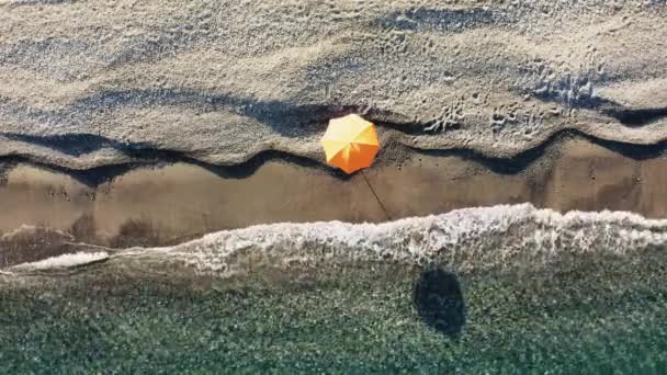 Isolerat strandparaply nära havet på sommaren — Stockvideo