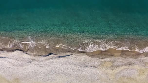 Vagues de mer calmes dans la plage isolée en été — Video