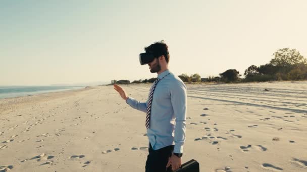 Business boy met virtual reality headset wandelingen op het strand in de buurt van de zee — Stockvideo