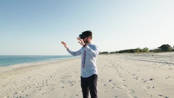 Jongen met blauw shirt doet de metaverse ervaring op het strand in de zomer — Stockvideo