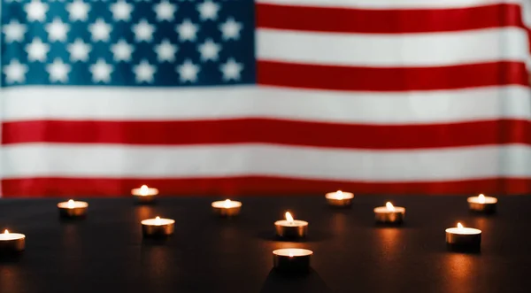 Amerikansk flagg med sørgekamper – stockfoto