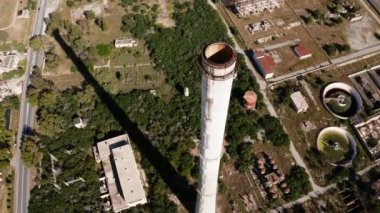 Eski uzun baca terk edilmiş kimyasal petrol rafinerisi