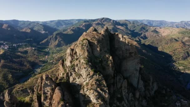 Pegunungan dekat kota hantu kuno Pentedattilo di gunung di Calabria — Stok Video