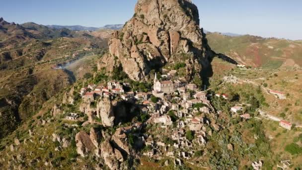 Kota hantu kuno Pentidattilo di gunung di Calabria — Stok Video