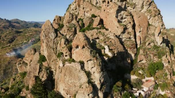 Batu purba dekat kota hantu Pentedattilo di gunung di Calabria — Stok Video