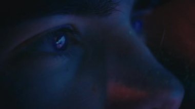 Astronot uzay mekiğindeki bir kara delikten geçer..