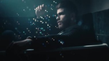 Üzgün çocuk çünkü kız arkadaşı onu tuvalette bırakmış.