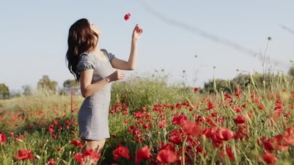 아름다운 소녀가 여름에 꽃 과 함께 자연을 즐기다 — 비디오