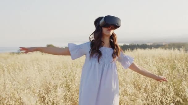 Молодая девушка любит жить в сельской местности с виртуальной реальностью — стоковое видео