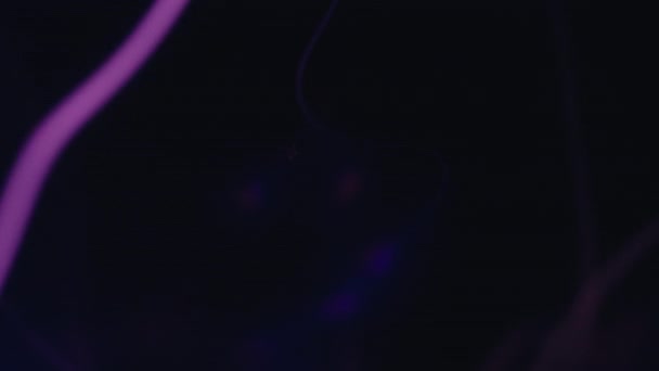 背景为紫色光缆及接线 — 图库视频影像